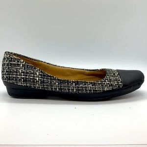 Women’s Naturalizer cloth and leather slip ons